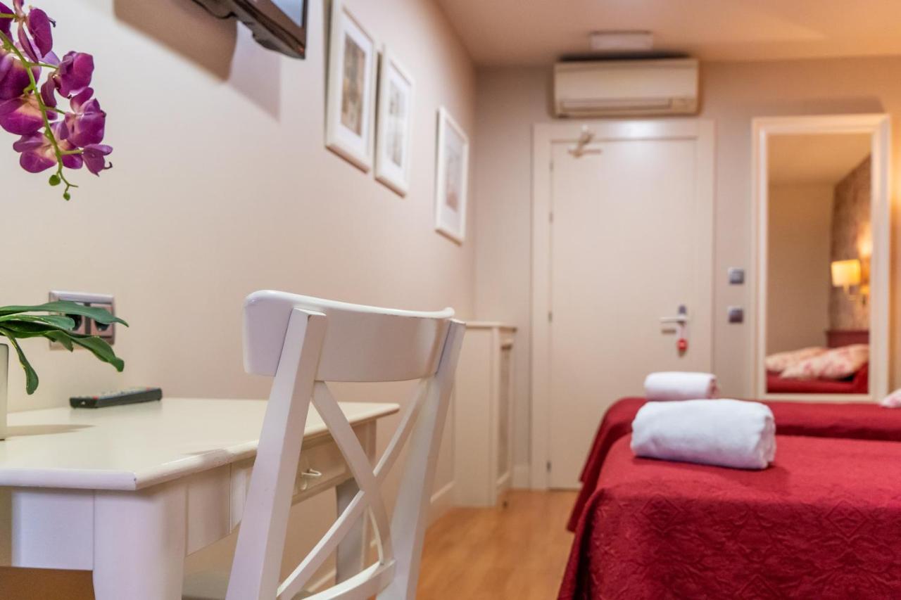 Hostal Matheu Мадрид Экстерьер фото